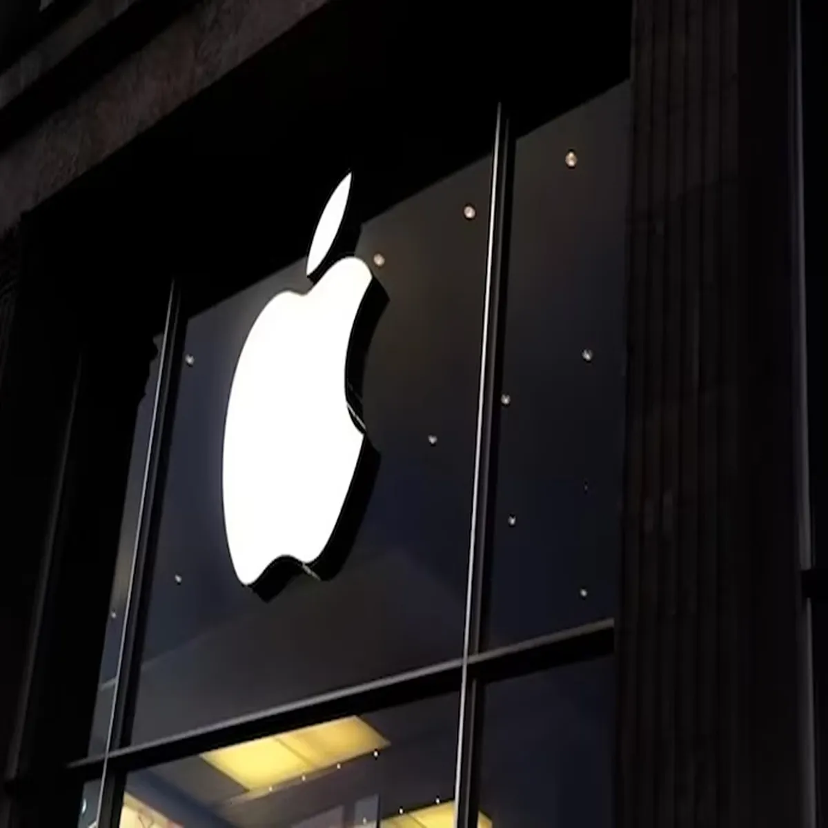 Apple new devices set debut busy